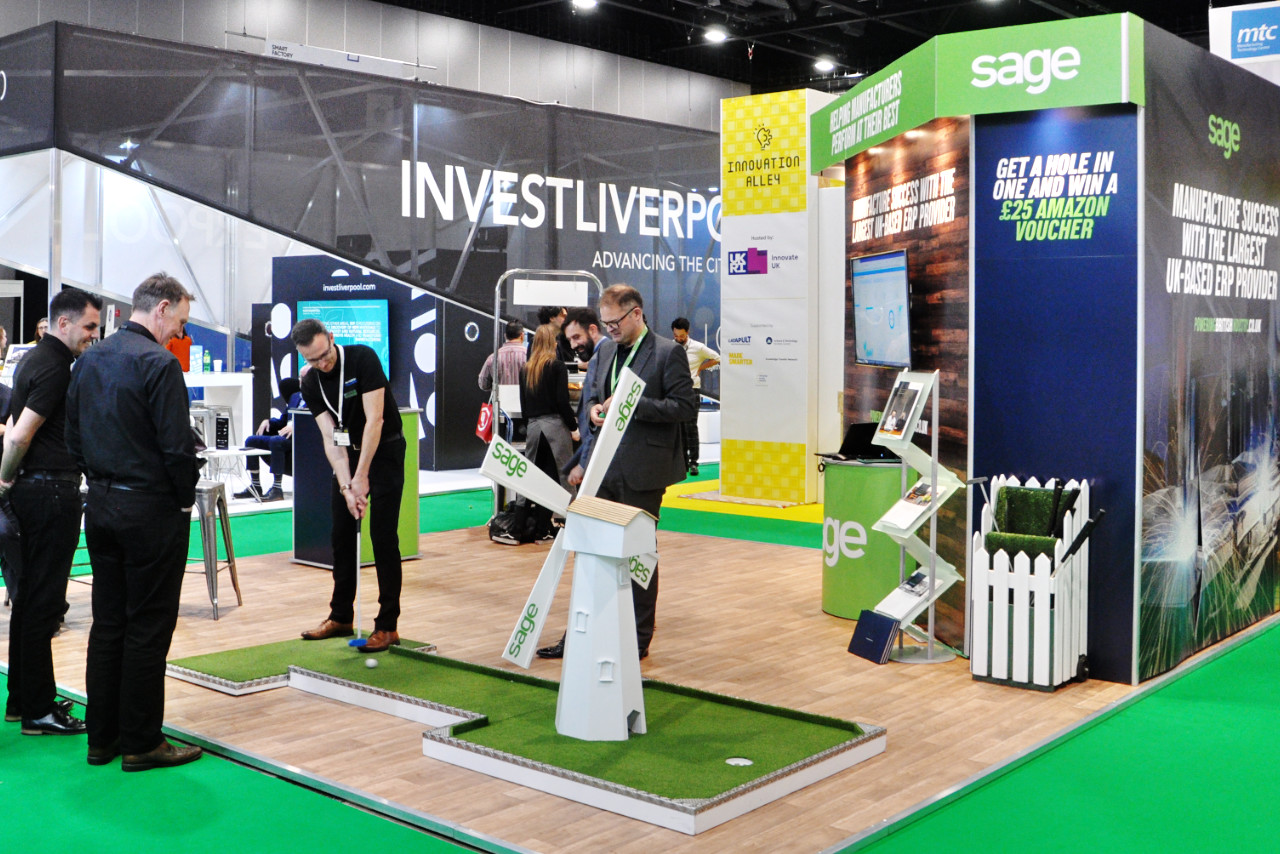 Innovative exhibition stand mobile crazy golf by crazy9